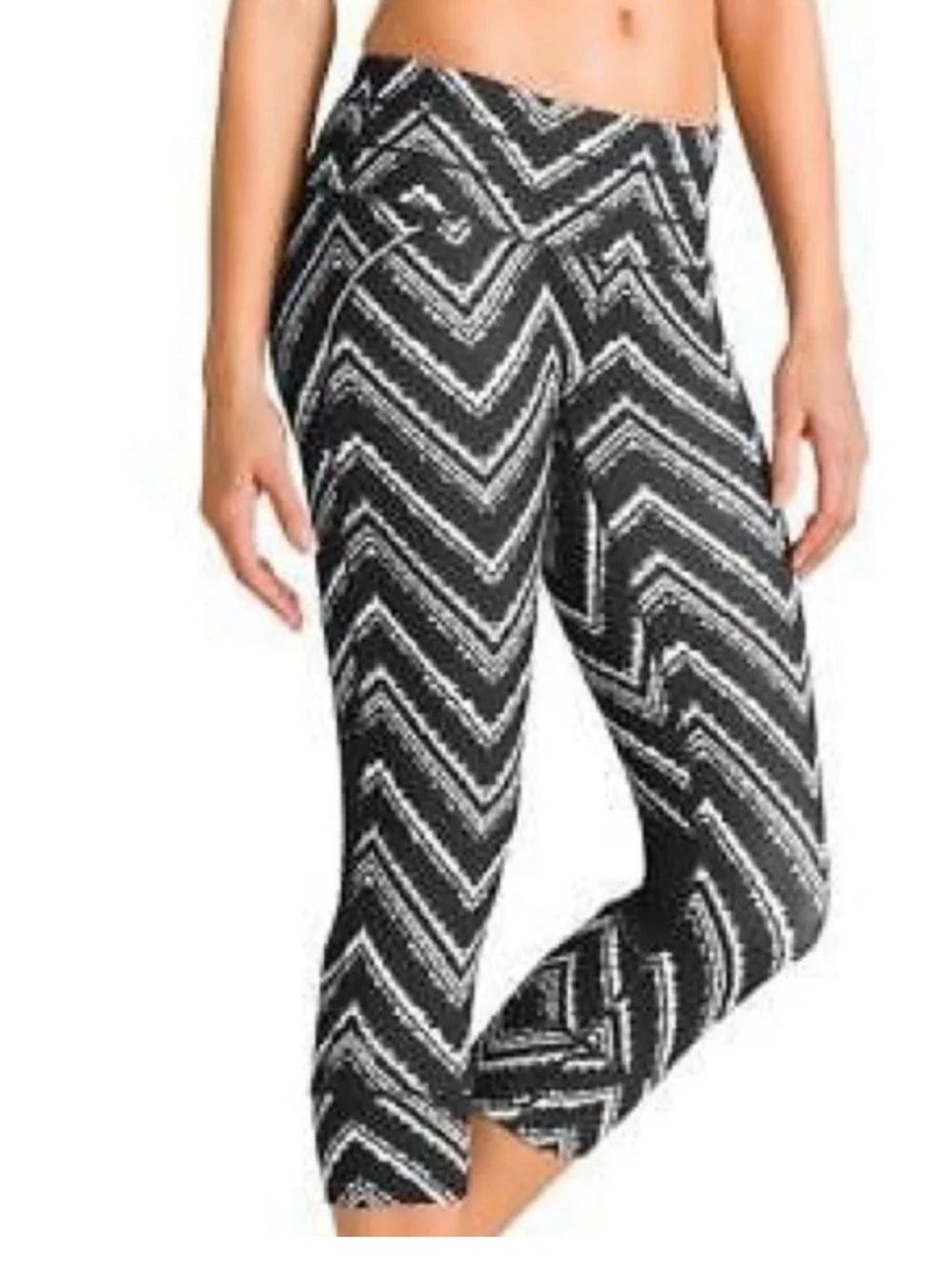 Athleta Chevron Print Cropped Leggings Size Medium Black White Yoga Activewear
